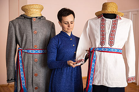 Народныя майстры Карэліцкага раёна аднаўляюць нацыянальныя строі XIX стагоддзя