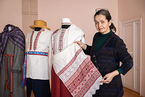 Народныя майстры Карэліцкага раёна аднаўляюць нацыянальныя строі XIX стагоддзя