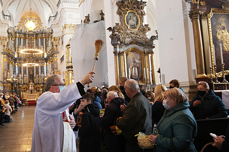 Catholics mark Holy Saturday