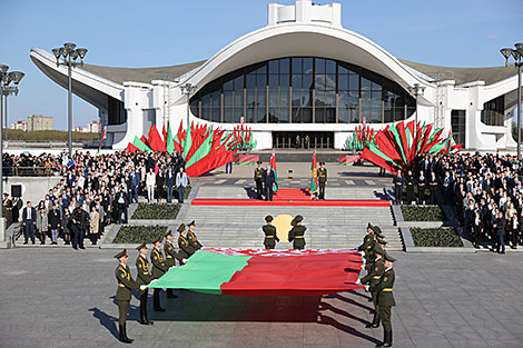 Solemn ritual to honor state emblem, flag 