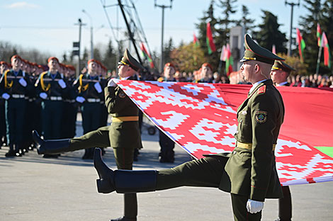 Solemn ritual to honor state emblem, flag 