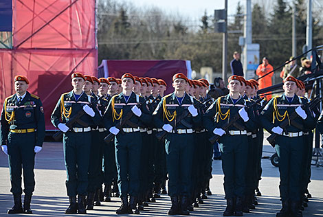 Урачысты рытуал ушаноўвання дзяржаўных сцяга і герба 
