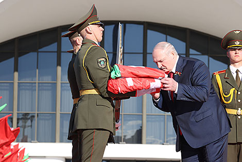 Solemn ritual to honor state emblem, flag 