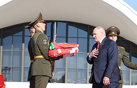 Solemn ritual to honor state emblem, flag 