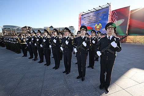 Solemn ritual to honor state emblem, flag 