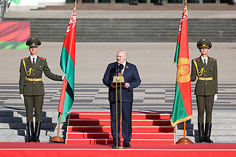 Solemn ritual to honor state emblem, flag 