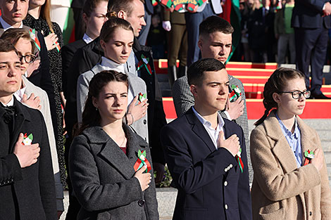 Solemn ritual to honor state emblem, flag 