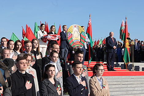 Solemn ritual to honor state emblem, flag 