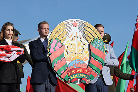 Урачысты рытуал ушаноўвання дзяржаўных сцяга і герба 