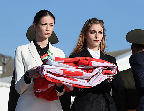 Solemn ritual to honor state emblem, flag 