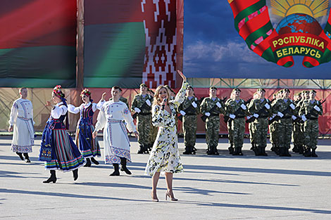 Урачысты рытуал ушаноўвання дзяржаўных сцяга і герба 