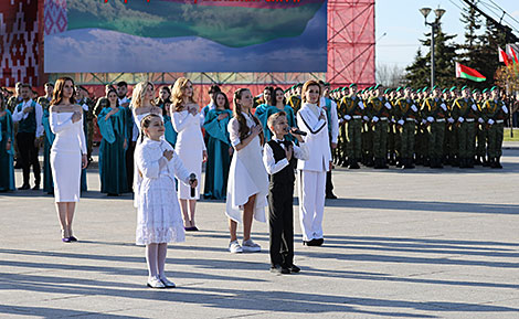 Solemn ritual to honor state emblem, flag 