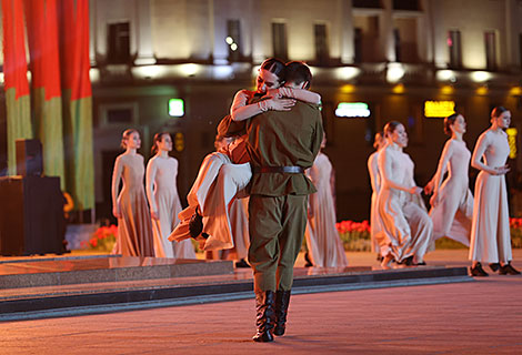 胜利日：在白罗斯首都纪念碑处举行“人民功勋不朽”盛大音乐会