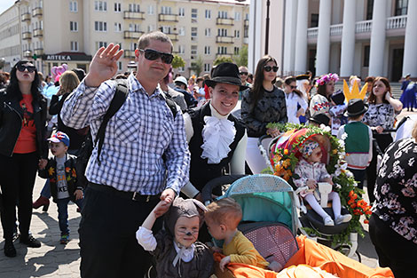 Міжнародны дзень сям'і: парады дзіцячых калясак у Бабруйску і Гродне