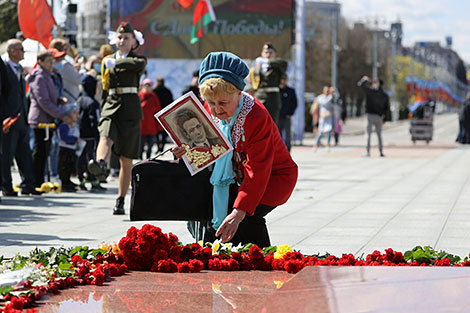 Wreath-laying ceremony in Pobedy Square in Minsk