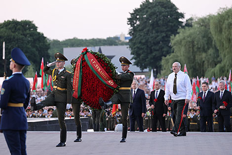 Александр Лукашенко возложил венок к Вечному огню на площади Церемониалов