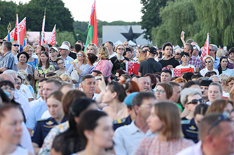 Церемония возложения венков в мемориальном комплексе 