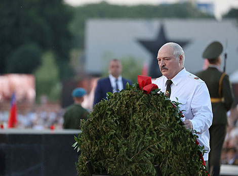 Александр Лукашенко возложил венок к Вечному огню на площади Церемониалов