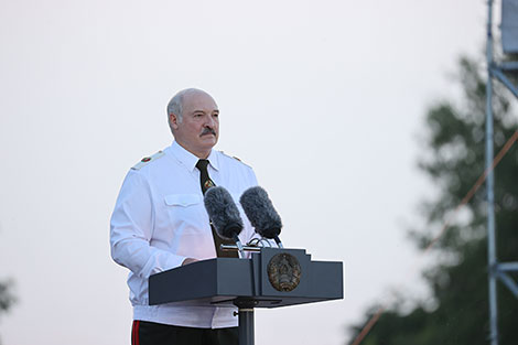 Александр Лукашенко во время церемонии возложения венков к Вечному огню 