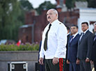 Александр Лукашенко во время церемонии возложения венков к Вечному огню 