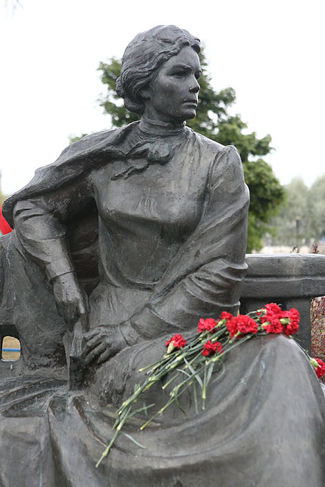 Памятник белорусской писательнице Тётке (Алоизе Пашкевич) 