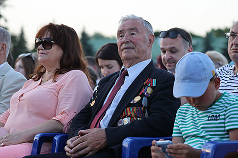 Церемония возложения венков в мемориальном комплексе 