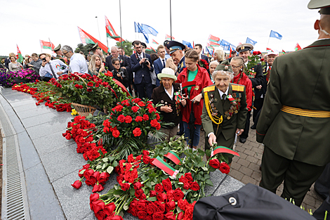 Цырымонія ўскладання ў мемарыяльным комплексе 