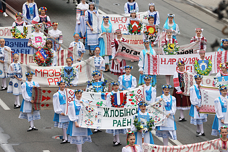 Святочнае шэсце працоўных калектываў і грамадскасці горада