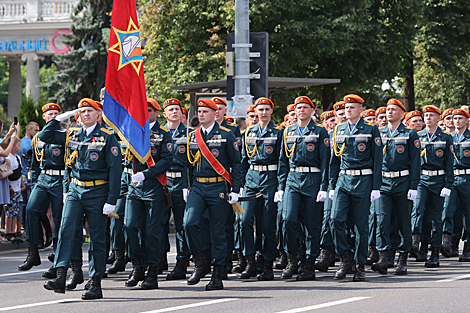 Парад ратавальнікаў і тэхнікі МНС у Мінску