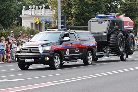 Парад ратавальнікаў і тэхнікі МНС у Мінску