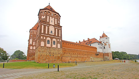 Mir Castle at the beginning of autumn