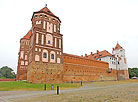 Mir Castle at the beginning of autumn