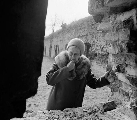 Участница обороны крепости бывшая старшая хирургическая сестра лейтенант медицинской службы Раиса Абакумова у руин цитадели, 1984 год