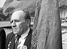 Участник обороны Брестской крепости Родион Ксенофонтович Семенюк у спасенного им в 1941 году знамени, 1989 год