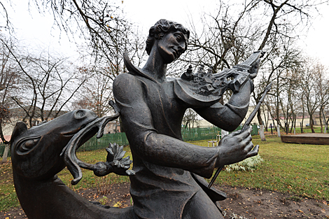 马克·夏加尔故居院子里的纪念碑“法国小提琴上的维捷布斯克旋律”
