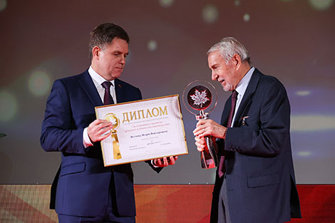 Deputy Prime Minister Igor Petrishenko bestows a special prize of the President of the Republic of Belarus “For Preserving and Developing Spiritual Traditions in Cinematography” upon film director and composer Igor Volchek