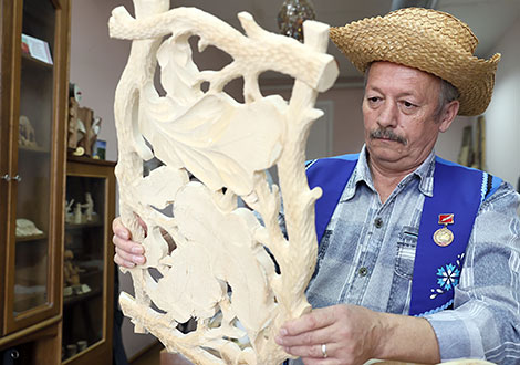 Artisan Valery Minkov from the agricultural town of Ivaki, Dobrush District