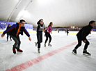 首都体育宫附近溜冰场的第一批游客