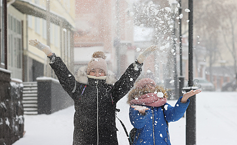 Зима пришла в Беларусь: первый снег, завораживающие пейзажи и зимние развлечения
