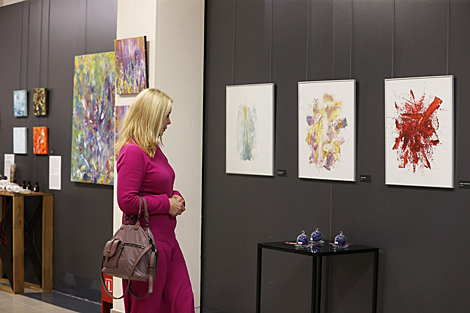 Art and fragrance mix at exhibition in Minsk