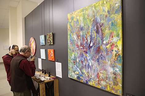 Art and fragrance mix at exhibition in Minsk