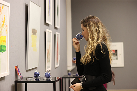 Art and fragrance mix at exhibition in Minsk