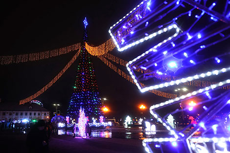 节日氛围：白罗斯城市的新年灯火闪耀