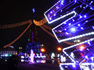 节日氛围：白罗斯城市的新年灯火闪耀