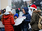 Посетители рождественской ярмарки возле Дворца спорта