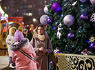 Фотосессии возле новогодней ёлки у Дворца спорта