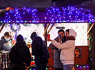 Посетители рождественской ярмарки возле Дворца спорта