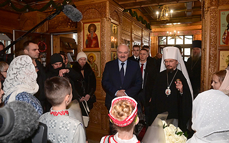 Александр Лукашенко посетил минский храм Преподобных Оптинских старцев