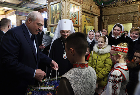 Александр Лукашенко посетил минский храм Преподобных Оптинских старцев