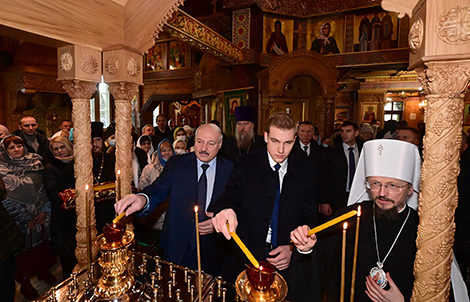 Александр Лукашенко зажег рождественскую свечу в минском храме Преподобных Оптинских старцев